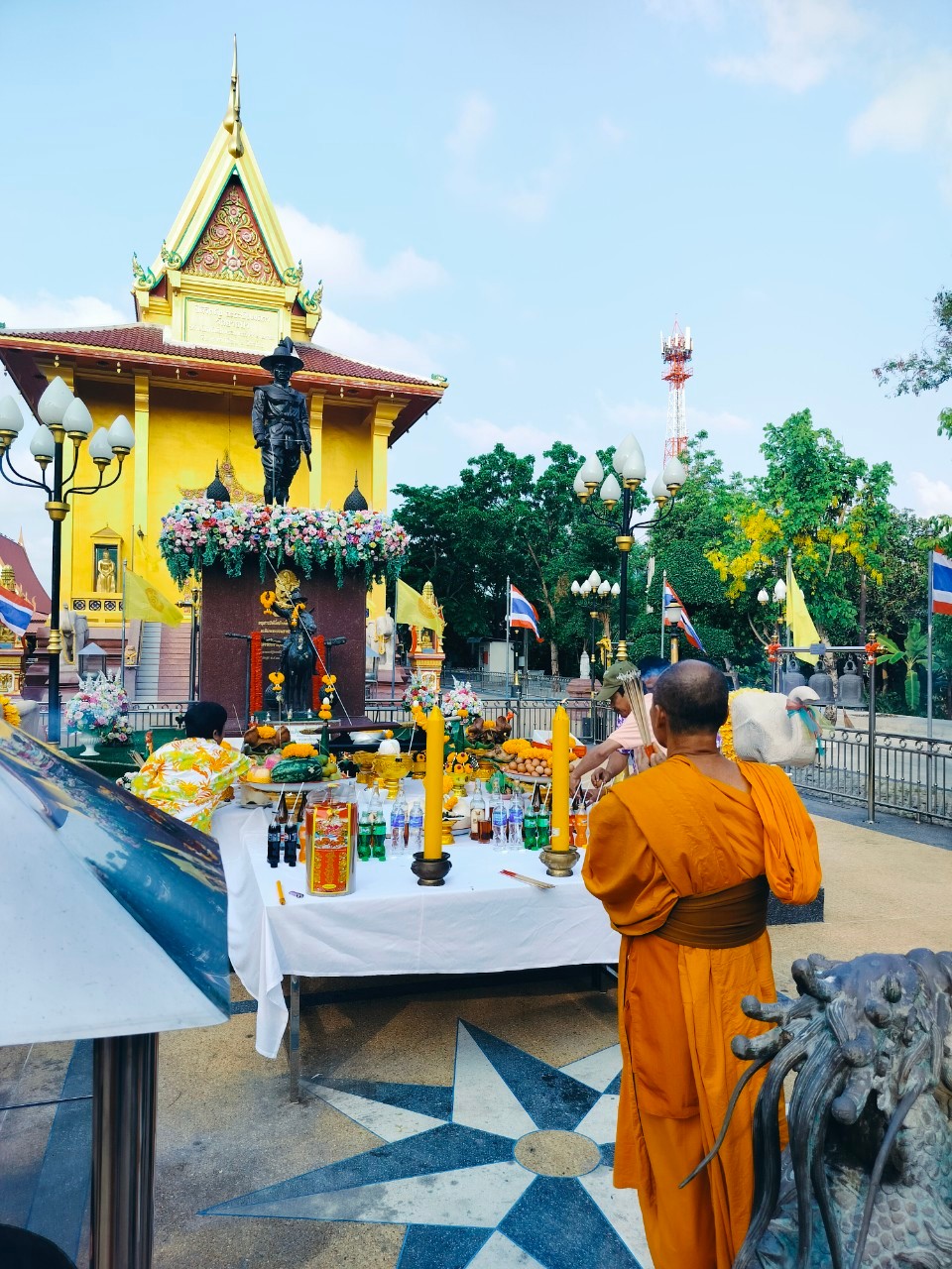 ไหว้พระเจ้าตาก